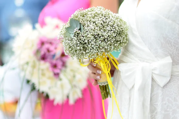 Bröllop bukett i bruden händer — Stockfoto