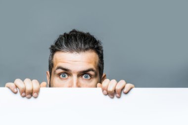 kağıt ile korkan adam