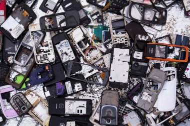 çöp kazık eski cep telefonları