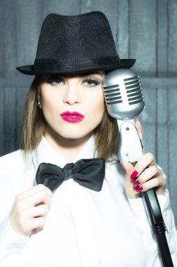 retro kadının mikrofona şarkı