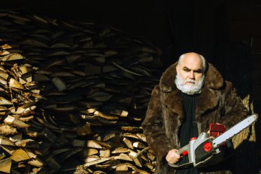 Sakallı ihtiyar chainsaw ile