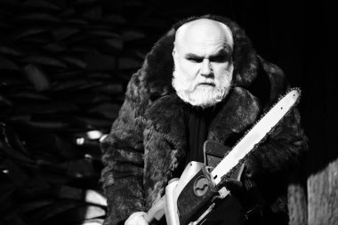 Sakallı ihtiyar chainsaw ile