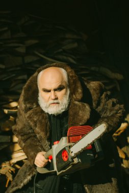 Sakallı ihtiyar chainsaw ile