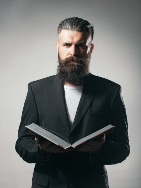 Kitap ile sakallı yakışıklı adam