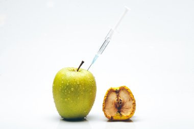elma taze ve buruşuk şırınga ile