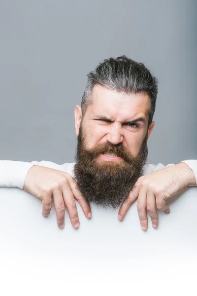 Bärtiger emotionaler Mann mit Papier — Stockfoto