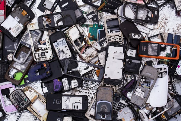 Cestino mucchio di vecchi telefoni cellulari — Foto Stock