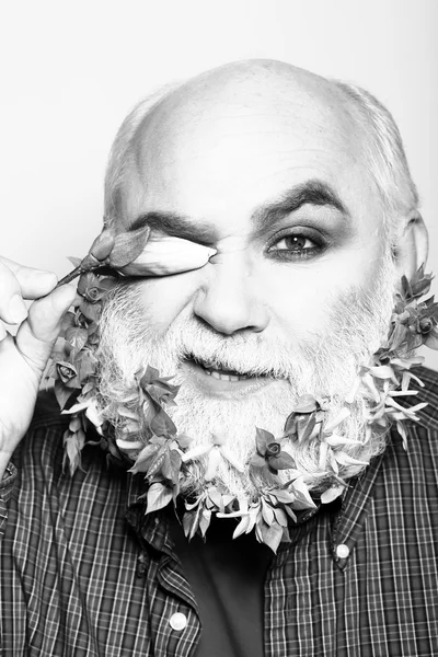 Anciano con flores y hojas en barba — Foto de Stock