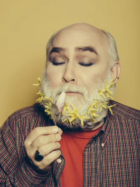 Anciano con flores y hojas en barba — Foto de Stock