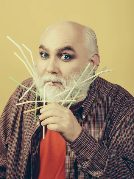 Stary człowiek z słomki do picia w brodę — Zdjęcie stockowe