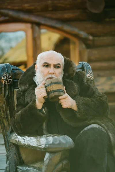 Bärtiger Koch mit hölzerner Tasse — Stockfoto