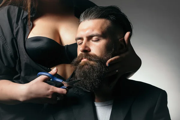 Sexy woman cutting male beard — Stock Photo, Image