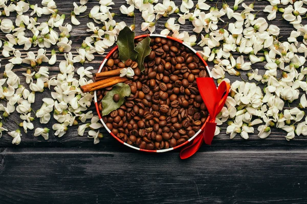 Grãos de café em tigela decorada — Fotografia de Stock