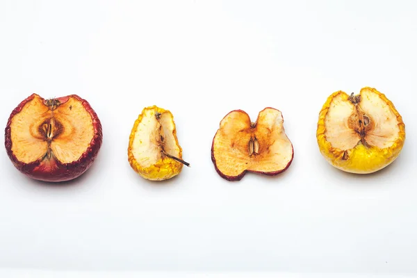 Pomme ridée séchée isolée sur blanc — Photo