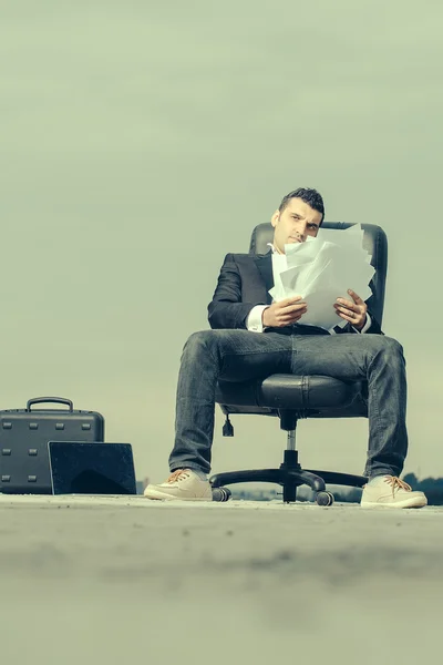 Hombre de negocios con papel en oficina al aire libre — Foto de Stock