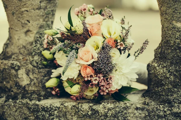 Hochzeit Blumenstrauß auf Stein — Stockfoto