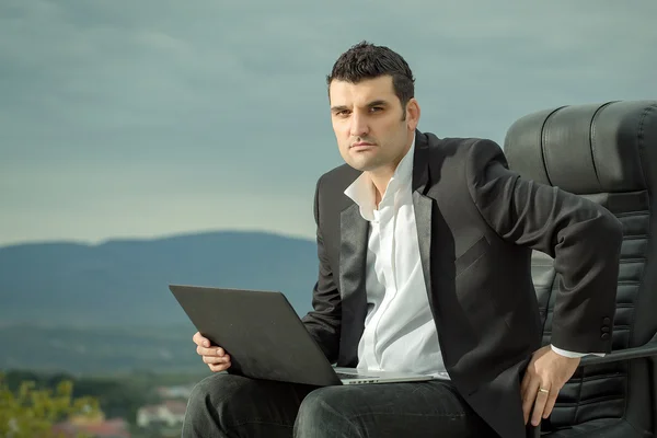 Üzletember, a laptop a kültéri szék — Stock Fotó