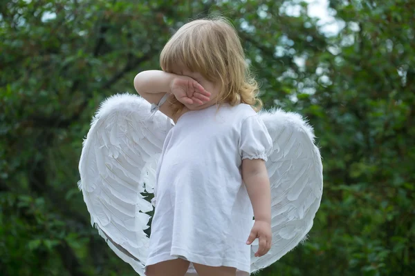 Маленький мальчик в крыльях ангела — стоковое фото
