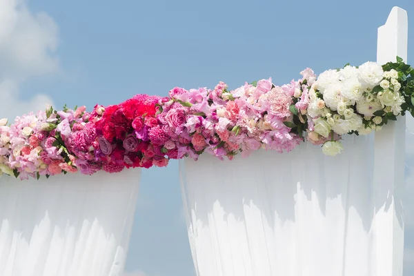 Arc de mariage décoré de fleurs — Photo