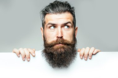 kağıt ile şaşırmış adam sakallı