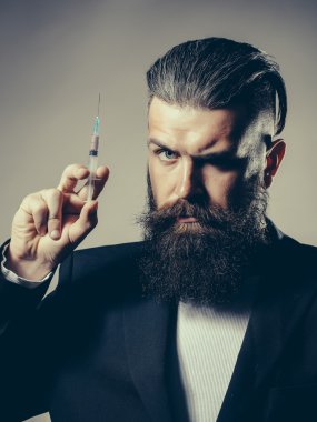 Şırınga ile sakallı adam