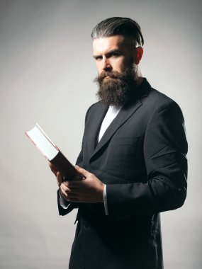 Kitap ile sakallı yakışıklı adam