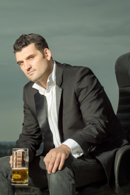 işadamı bira sandalyede açık ile