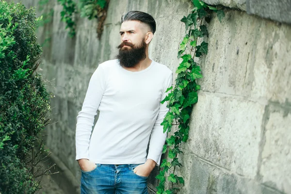 Elegante hombre barbudo al aire libre — Foto de Stock