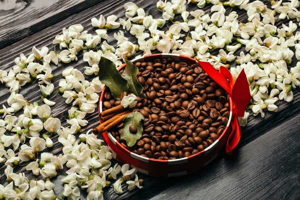 Grãos de café em tigela decorada — Fotografia de Stock