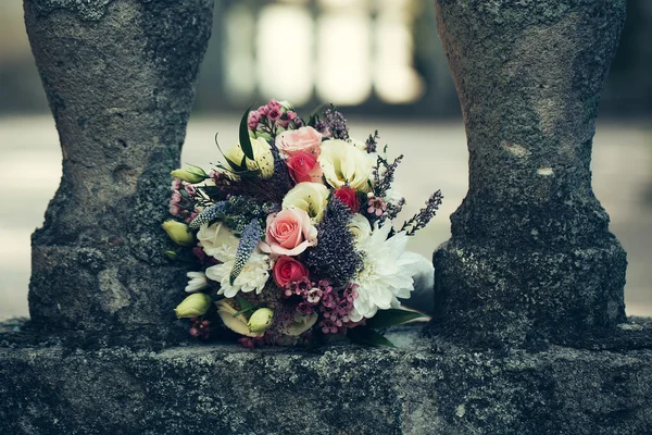 Bouquet di fiori di nozze su pietra — Foto Stock