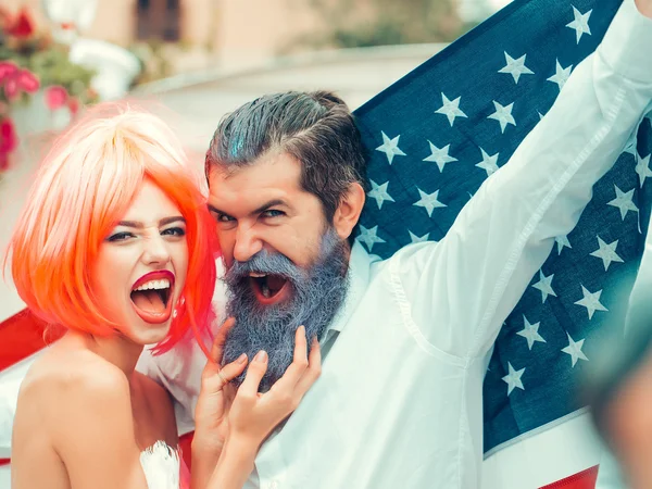 Счастливая молодая патриотическая американская пара яркий макияж и волосы празднования Дня независимости на 4 июля — стоковое фото