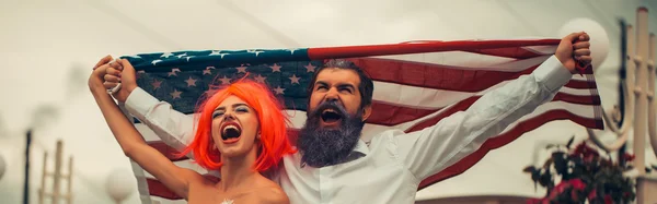 Feliz joven patriótica pareja americana brillante maquillaje y el pelo celebrando el Día de la Independencia el 4 de julio — Foto de Stock