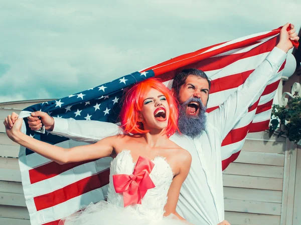 Счастливая молодая патриотическая американская пара яркий макияж и волосы празднования Дня независимости на 4 июля — стоковое фото