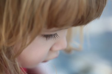 Uzun kirpiklerini olan küçük çocuk