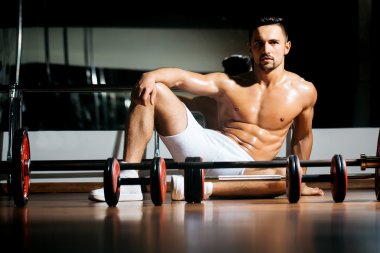 Barbell ile kas adam