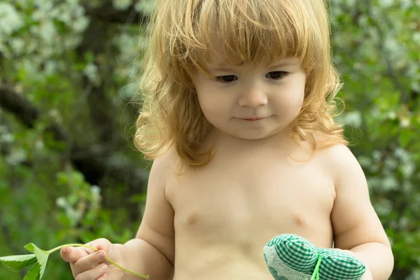 小さな男の子が夏の時間を楽しんでいます — ストック写真