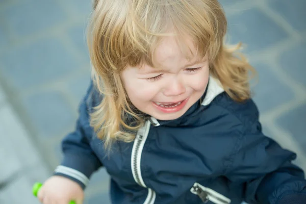 Kleiner Junge weint auf Fahrrad — Stockfoto