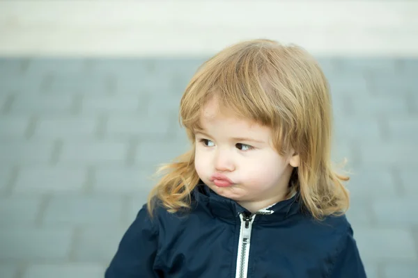 Kleiner Junge mit schmollenden Lippen — Stockfoto