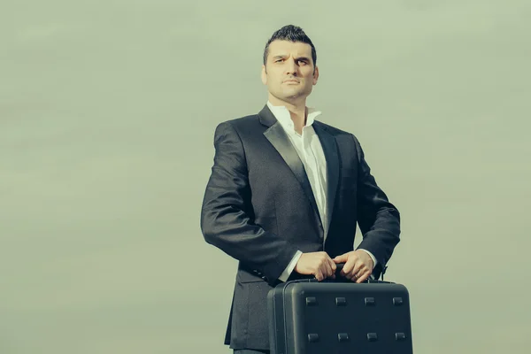 Hombre de negocios con maletín al aire libre —  Fotos de Stock