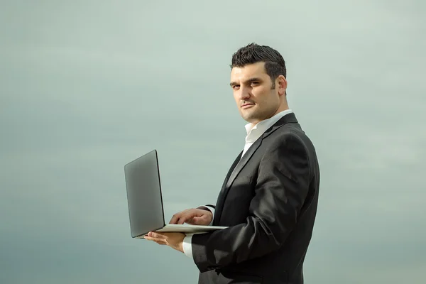 Uomo d'affari con computer portatile all'aperto — Foto Stock