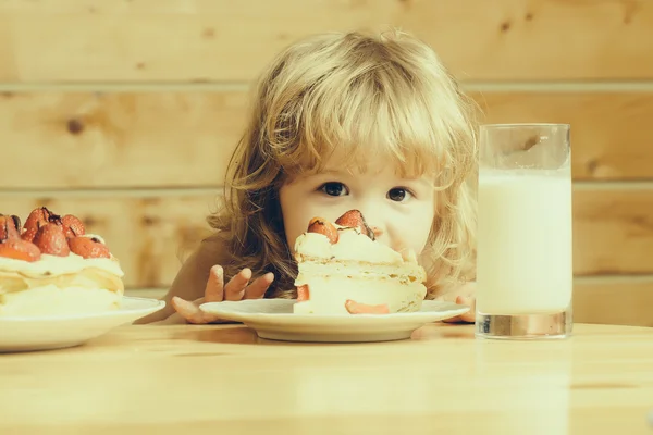 Niño pequeño con pastel de fresa y yogur — Foto de Stock