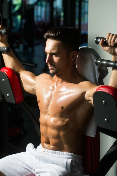 Musculoso hombre entrenamiento en gimnasio — Foto de Stock