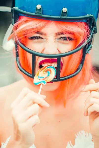 サッカーのヘルメットとロリポップの女性 — ストック写真