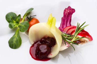 Ana yemek için sebze garnitür