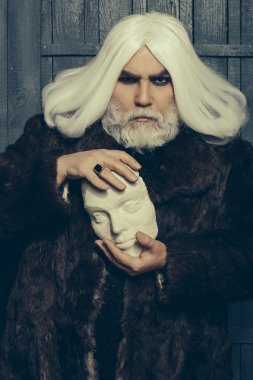 sakallı adam heykel kafa ile