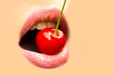 kiraz ile kadın dudakları