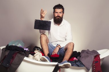 banyo ile ahşap tahta sakallı adam