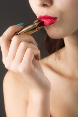 kırmızı gül ruj ile eller