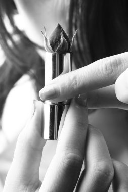 gül çiçeği ile kadın elleri