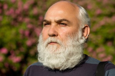 setious sakallı adam açık
